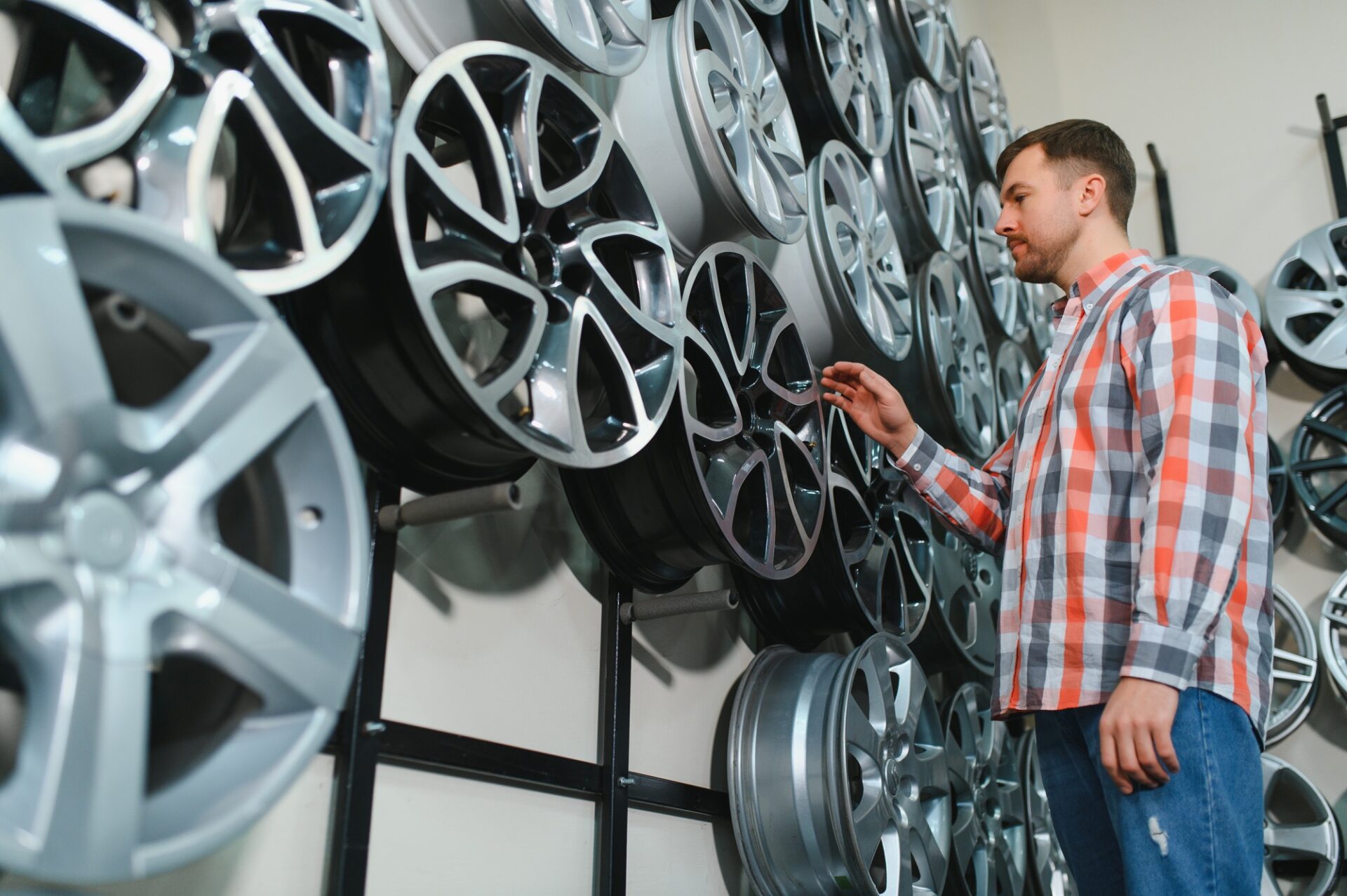 Portrait de technicien de pneus vendant de nouvelles bords de voiture en aluminium.